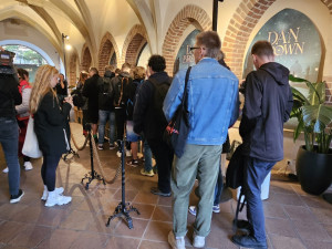 Ve Staroměstské radnici prodávají novou Brownovu knihu, lidé čekali přes noc