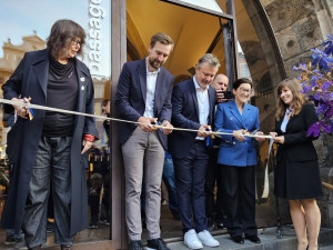 Ve Staroměstské radnici prodávají novou Brownovu knihu, lidé čekali přes noc