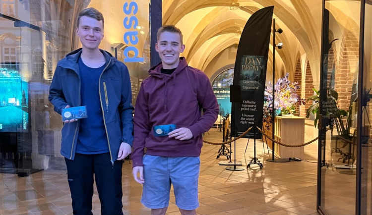 Dominik a Honza čekali ve frontě přes noc.