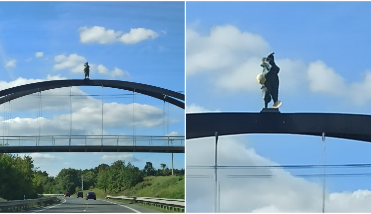 Socha na vrcholku lávky děsí řidiče. Policie s jejím umístěním nesouhlasila