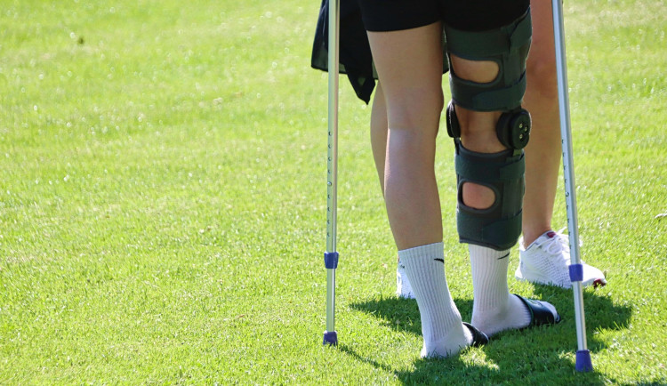 Z okna v Brně letěla berle. Udeřila do hlavy dva školáky, oba skončili u lékaře