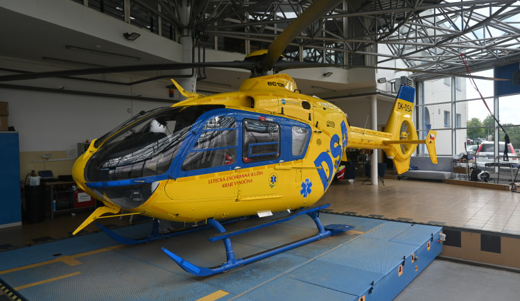 V Humpolci se převrátil bagr, jednadvacetiletý pracovník stavby letěl do Prahy