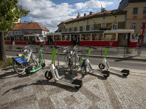 Praha chce sdílené koloběžky zakázat od ledna. Stejně je na zimu uklízí, argumentuje