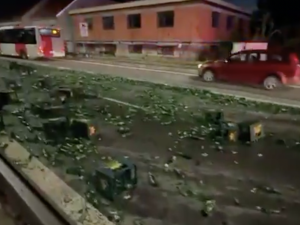 Na Strakonické se z náklaďáku vysypaly lahve s pivem, doprava byla omezena