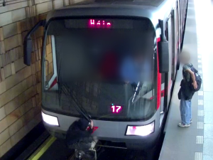 VIDEO: Nebezpečná zábava v metru. Mladík jel mezi vagony, pak utekl do tunelu