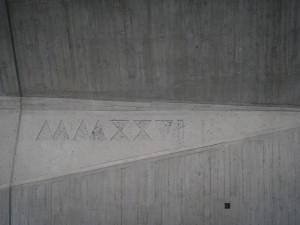 FOTO: První přechod přes Dvorecký most. Bude mít speciální zábradlí i tajemné runy