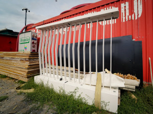 FOTO: První přechod přes Dvorecký most. Bude mít speciální zábradlí i tajemné runy