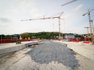 FOTO: První přechod přes Dvorecký most. Bude mít speciální zábradlí i tajemné runy