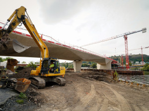 FOTO: První přechod přes Dvorecký most. Bude mít speciální zábradlí i tajemné runy