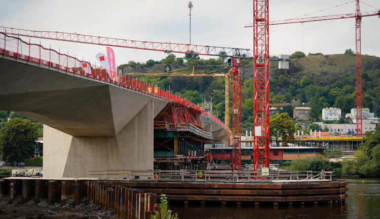 FOTO: První přechod přes Dvorecký most. Bude mít speciální zábradlí i tajemné runy