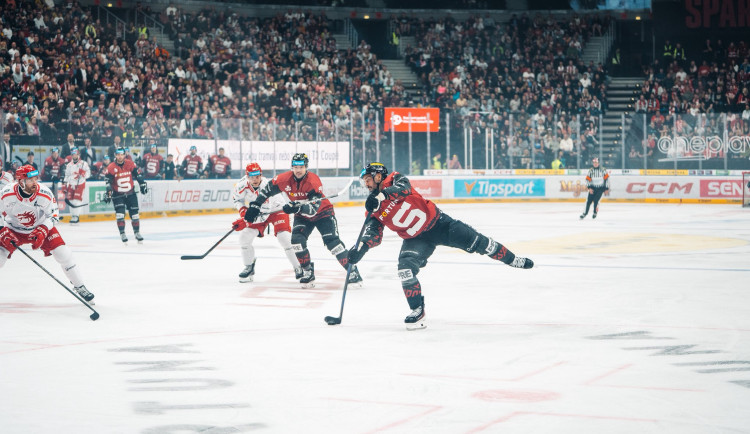 Hokejisté Sparty porazili v repríze čtvrtfinále Třinec 5:2, dva góly dal Řepík