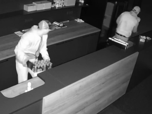 VIDEO: Dva muži vykradli posilovnu, vzali limonády, odpadkový koš i kytici