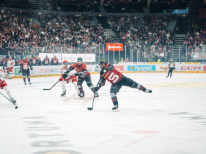 Hokejisté Sparty porazili v repríze čtvrtfinále Třinec 5:2, dva góly dal Řepík