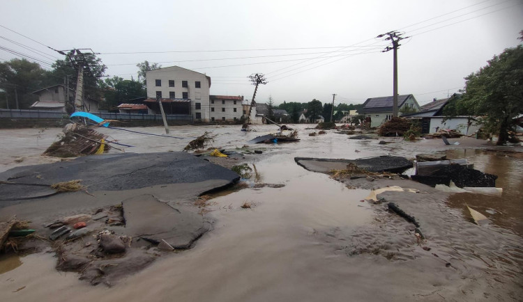 VIDEO: Rok od povodní. Při ničivých záplavách pomáhaly tisíce hasičů