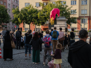 Holešovická tržnice odhalila nové sousoší Trh a jatka