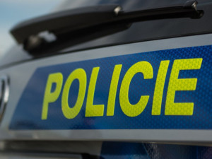 Policie řeší incident v bytě  v Braníku, jeden z mužů utekl na střechu