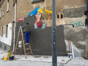 Pražské Nusle přišly o mural ukrajinské holčičky, dům prochází opravou