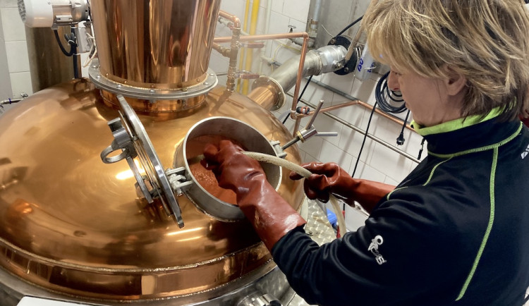 Tohle zabolí. Ve Velké Bystřici zloděj ukradl dvě stě litrů švestkového kvasu