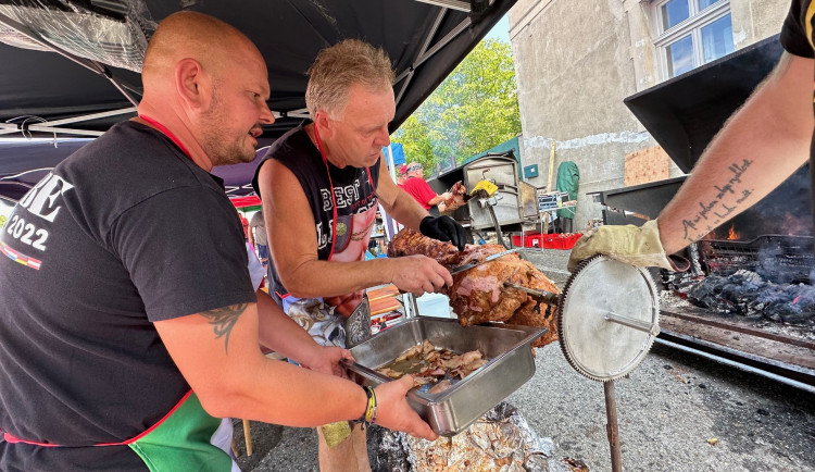 Slavné šumavské mistrovství v pečení prasat ovládl letos tým Chudenínští vepříci
