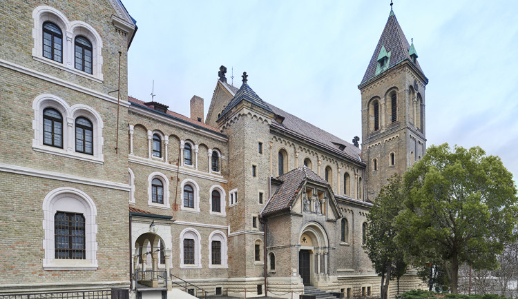 Tajemný klášter i kubistický klenot. Jedinečné stavby pražské architektury