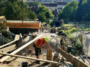 Práce na trati podle dopravního podniku postupují podle harmonogramu.