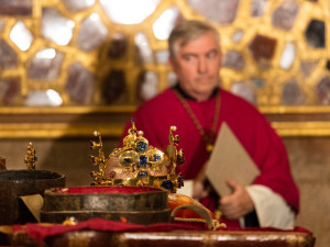 Z Korunní komory na Hradě vyzvedli korunovační klenoty, na dva týdny je vystaví