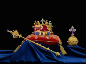 Z Korunní komory na Hradě vyzvedli korunovační klenoty, na dva týdny je vystaví