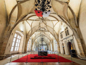 Z Korunní komory na Hradě vyzvedli korunovační klenoty, na dva týdny je vystaví