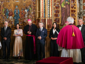 Z Korunní komory na Hradě vyzvedli korunovační klenoty, na dva týdny je vystaví