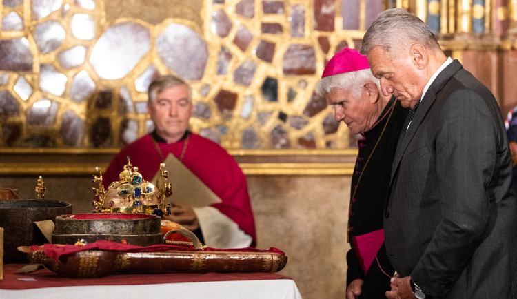 Z Korunní komory na Hradě vyzvedli korunovační klenoty, na dva týdny je vystaví