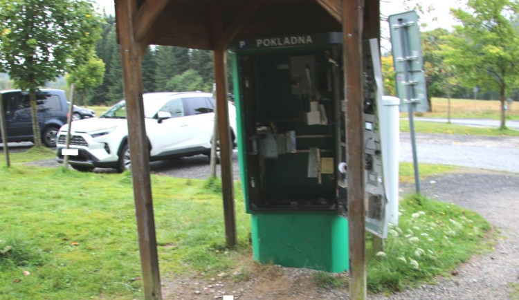 Zloděj vykradl a zničil parkovací automat. Škoda je více než 200 tisíc