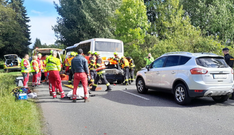 Srážka autobusu a dvou aut v Tatobitech. Na místo letěl i vrtulník