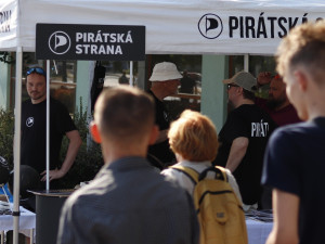 Pirátského dobrovolníka napadl na Míráku kolemjdoucí, další muž skončil v nemocnici