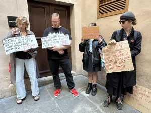 FOTO, VIDEO: Mši za kontroverzního influencera Kirka narušil konflikt