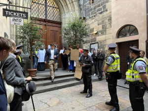 Mši za kontroverzního influencera Kirka narušil konflikt.