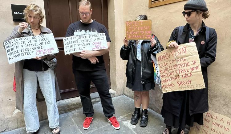 Mši za kontroverzního influencera Kirka narušil konflikt.