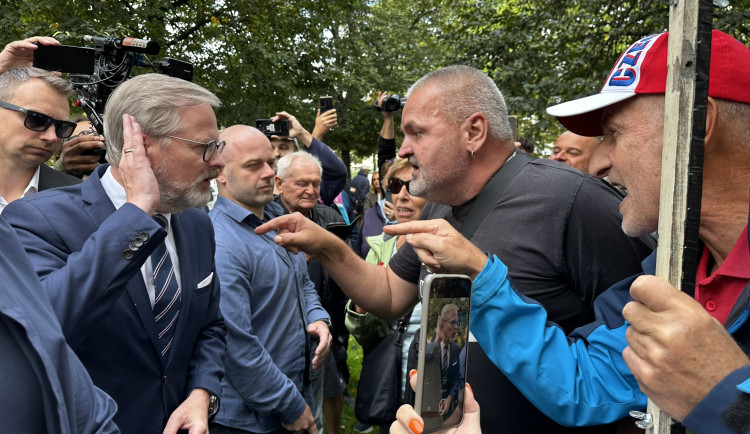 Fiala a Okamura jen 200 metrů od sebe. Vzduchem létaly sprosté nadávky i plivance