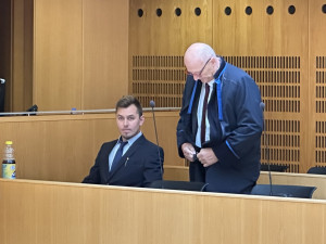 Začal soud s řidičem, který měl v tramvaji napadnout ukrajinské cestující. Vinu odmítá