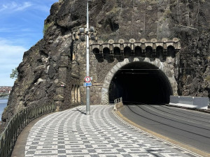 Odborníci musí zajistit nebezpečnou vyšehradskou skálu, na dva víkendy omezí dopravu