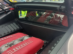 FOTO: Policejní ferrari poutalo pozornost. Řídit ho smí jen tři lidi v republice