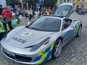 FOTO: Policejní ferrari poutá pozornost, za jeho focení dostávají řidiči pokuty