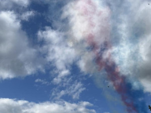 FOTO: Gripeny nad Prahou. Podívejte se, jak trikolóra rozzářila nebe