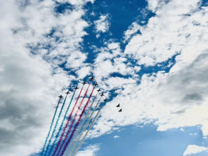 FOTO: Gripeny nad Prahou. Podívejte se, jak trikolóra rozzářila nebe