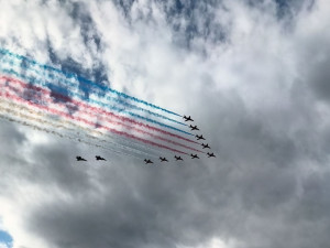 FOTO: Gripeny nad Prahou. Podívejte se, jak trikolóra rozzářila nebe