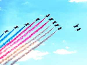 FOTO: Gripeny nad Prahou. Podívejte se, jak trikolóra rozzářila nebe