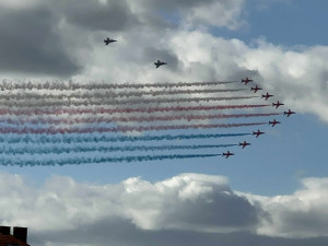 FOTO: Gripeny nad Prahou. Podívejte se, jak trikolóra rozzářila nebe