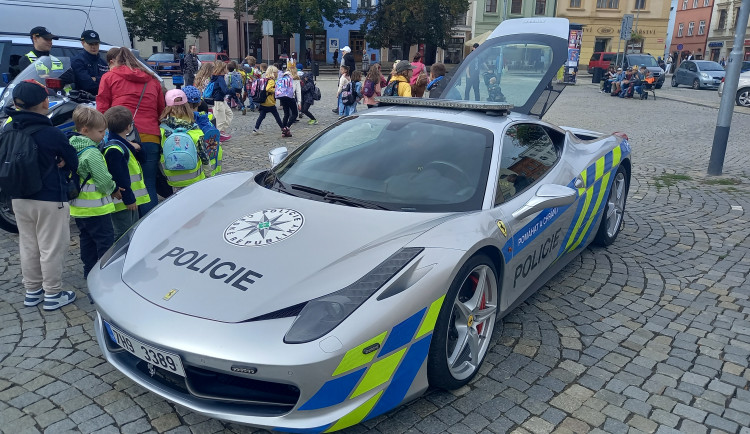 FOTO: Policejní ferrari poutalo pozornost. Řídit ho smí jen tři lidi v republice