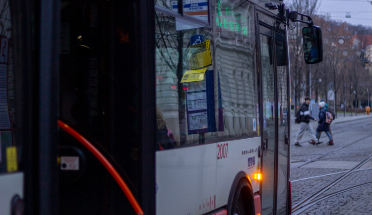 Útok na seniora v trolejbusu v Brně bude mít dohru, padesátníkovi hrozí vězení