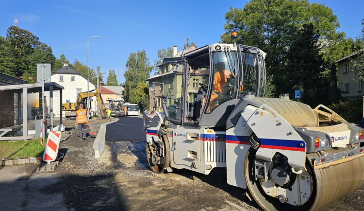 Rekonstruovaná silnice z Mníšku do Oldřichova v Hájích se otevře v říjnu