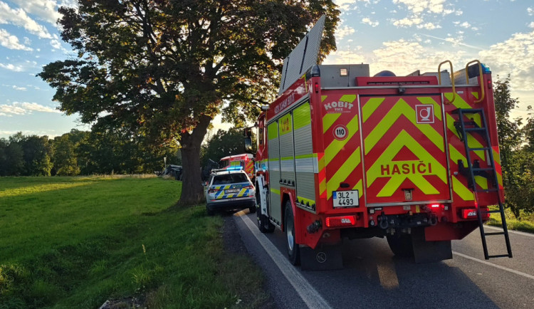 Motorkář nepřežil u Kunratic střet s traktorem. Silnice na Bogatyniu byla zavřená